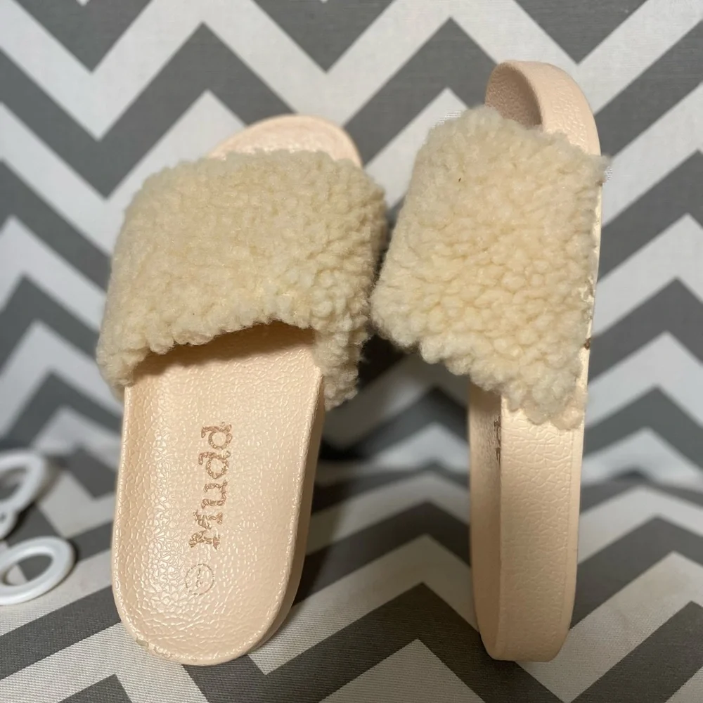 ***2/$15*** Girl’s  fur pool slides